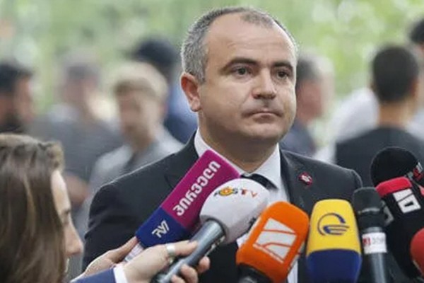 ადვოკატი ამბობს, რომ შაქარაშვილის საქმეში 112-ის მეორე ჩანაწერი 30 ივნისით თარიღდება