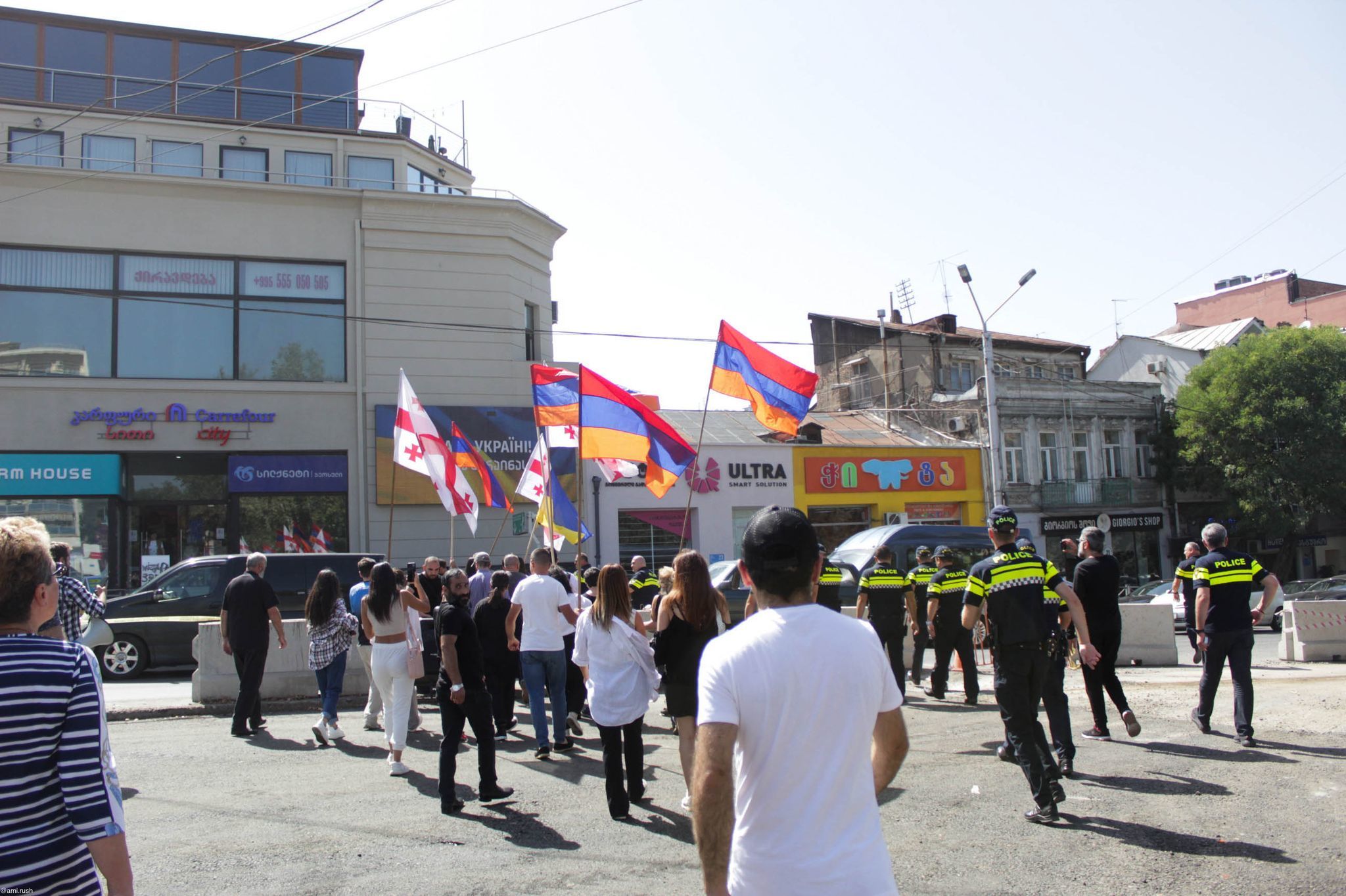 Армянские предприниматели провели акцию у посольства Грузии в Ереване