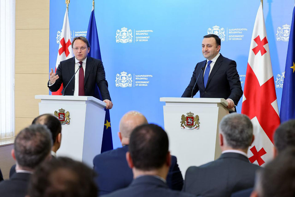 რა თქვა პრემიერთან ერთად გამართულ ბრიფინგზე ევროკომისარმა სამეზობლო პოლიტიკისა და გაფართოების საკითხებში – ძირითადი გზავნილები