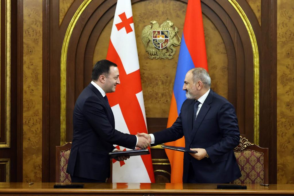 Garibashvili and Pashinian sign the agreement on further simplification of visa-free travel between Georgia and Armenia