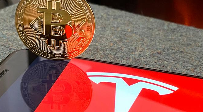 Tesla прекратила продажу электромобилей за биткоины