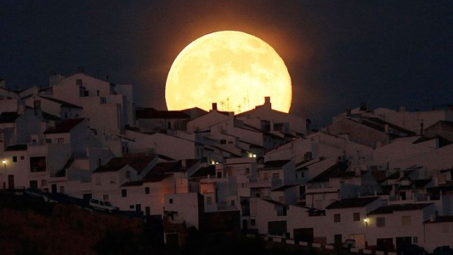 2020 წლის ყველაზე დიდი მთვარე ცაზე გასულ ღამეს ანათებდა