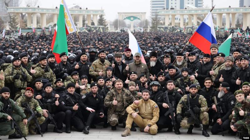 „გვაძლევენ ტყვიამფრქვევს და მხოლოდ ოთხ მჭიდს, „უკრაინელებს წაართმევთო“ – ჩეჩენი „მოხალისე“ „კადიროველების“ აღჭურვილობაზე საუბრობს